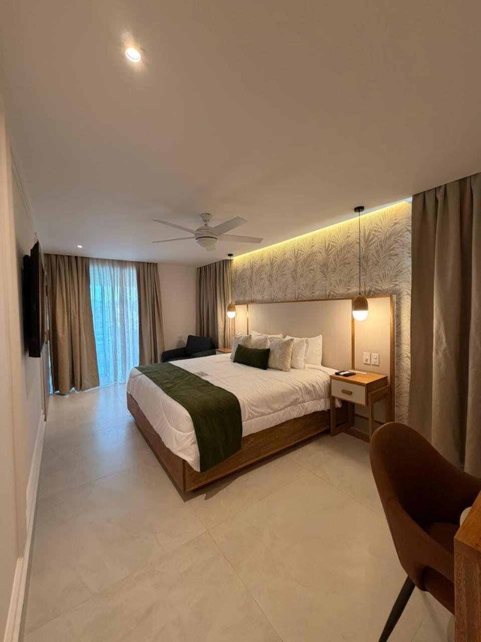Suite con cama grande y balcón